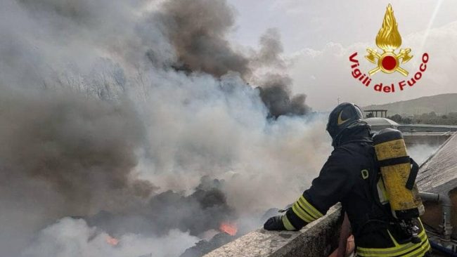 L’incendio all’impianto rifiuti nel Palermitano. I sindaci di Termini Imerese e Campofelice di Roccella: “Non consumate cibi prodotti nella zona”