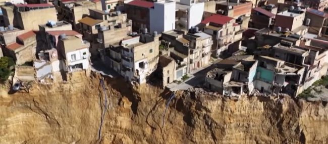 Niscemi, nuovi cedimenti del terreno: alto rischio per la storica biblioteca Angelo Marsiano