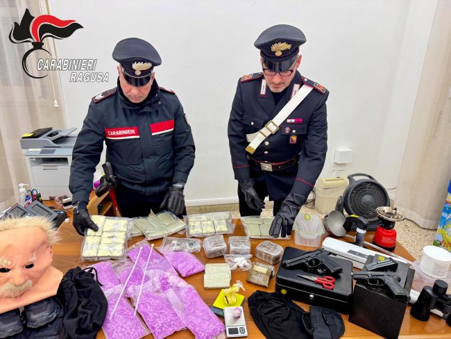 Arrestato 28enne con 10 kg di droga e armi clandestine a Ragusa