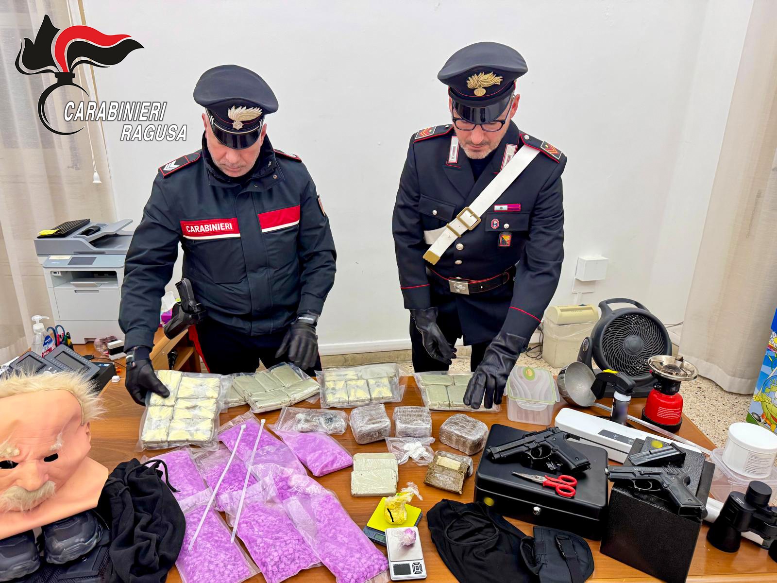 Arrestato 28enne con 10 kg di droga e armi clandestine a Ragusa Arrestato 28enne con 10 kg di droga e armi clandestine a Ragusa