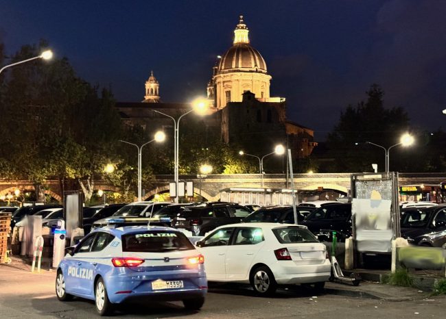 Catania, controllato in strada va in escandescenza: arrestato 28enne dopo minacce e danni alla volante