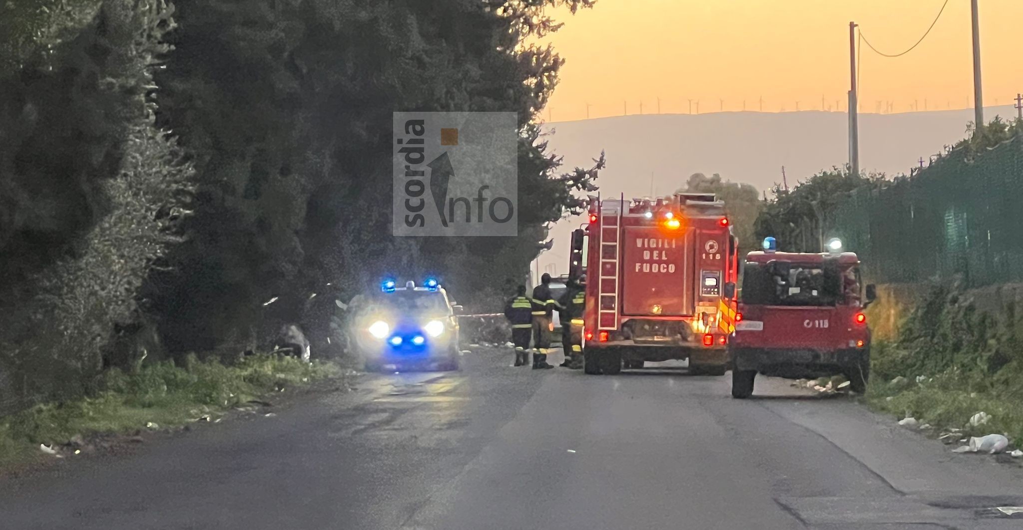 Incidente sulla Catania-Caltagirone, auto esce fuori strada finendo tra gli alberi: grave un 44enne