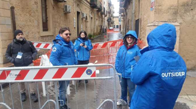 Niscemi, il dolore degli sfollati e l’abbraccio dei volontari: “Hanno bisogno di speranza”