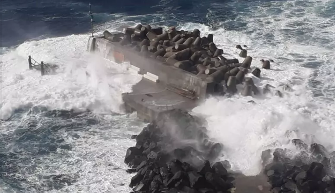 Eolie isolate dal maltempo: mareggiata devastante a Ginostra, il mare invade Acquacalda