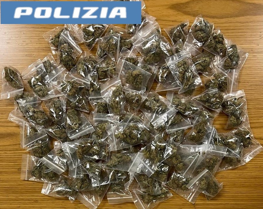 Sorpreso con 70 dosi in auto: arrestato pusher 36enne a Catania