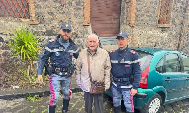 Chiede una mano ad un anziano, lui scende e lei gli ruba la macchina