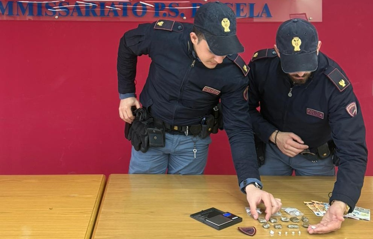 Gela, fermato con 17 dosi di droga in auto: arrestato 26enne