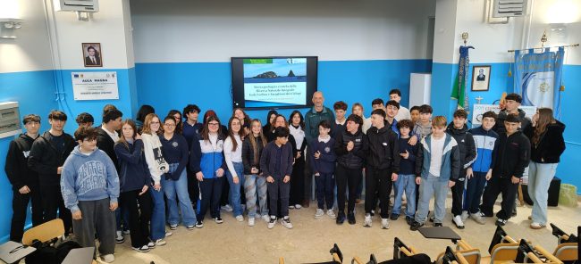 Gli studenti del Duca degli Abruzzi di Catania a lezione di ambiente e geologia con il direttore della Riserva dell’Isola Lachea