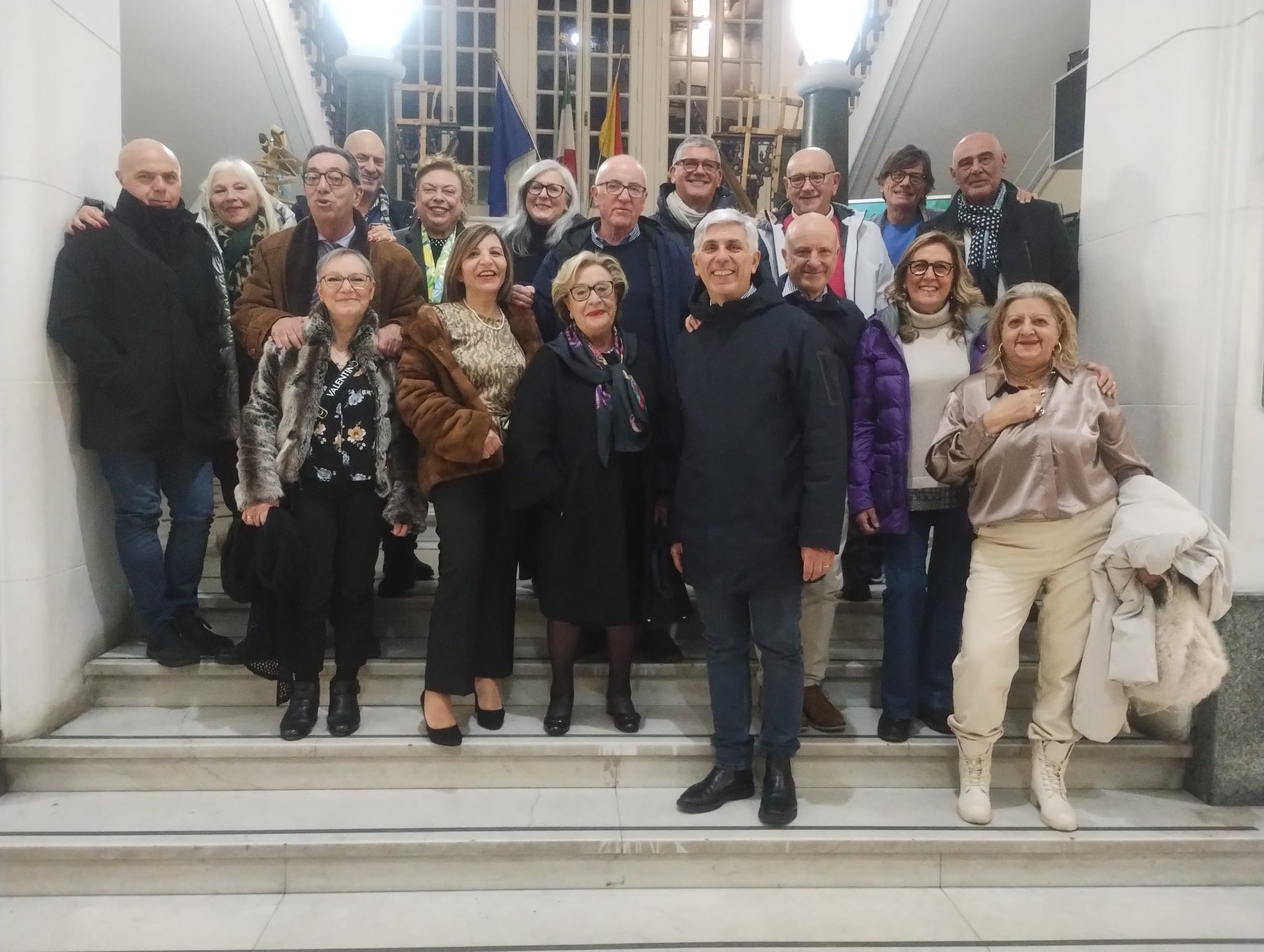 “Per chi suona la campanella”, goliardia di un gruppo di ex studenti del “De Felice” di Catania che si sono riuniti dopo quasi mezzo secolo dal diploma – IL VIDEO “Per chi suona la campanella”, goliardia di un gruppo di ex studenti del “De Felice” di Catania che si sono riuniti dopo quasi mezzo secolo dal diploma – IL VIDEO