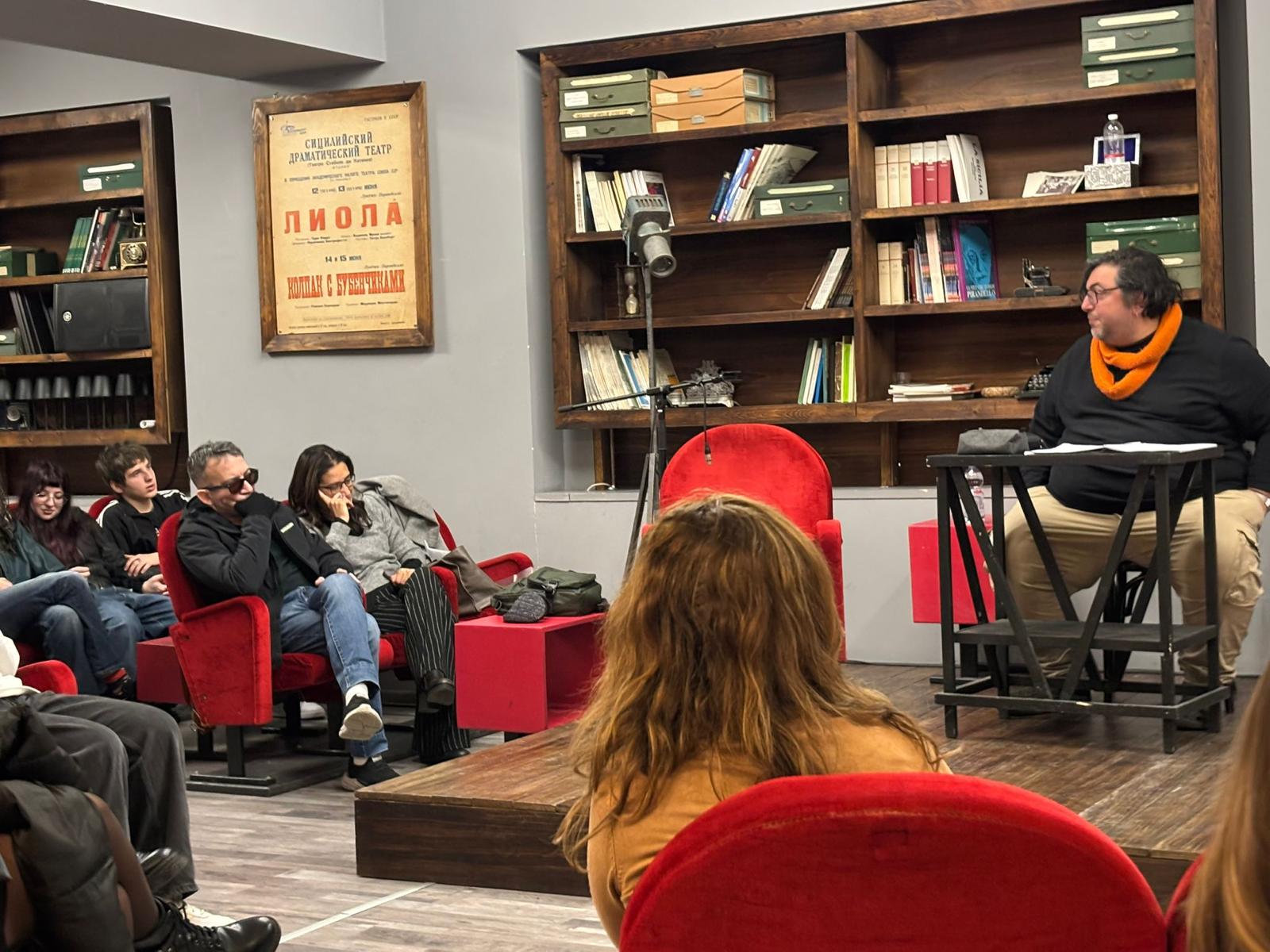 L’Istituto “Rapisardi” di Paternò partecipa all’incontro formativo con il regista Alberto Orofino nell’ambito del Progetto FSL “Professioni del teatro” L’Istituto “Rapisardi” di Paternò partecipa all’incontro formativo con il regista Alberto Orofino nell’ambito del Progetto FSL “Professioni del teatro”