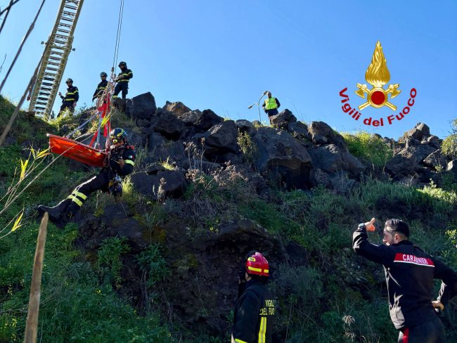 Catania, cade in un fossato vicino a una scuola: salvato dai Vigili del Fuoco