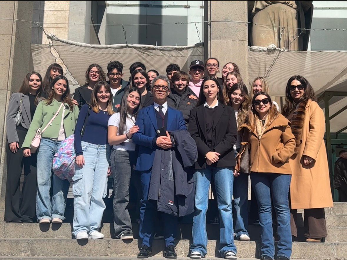 Simulazione di un processo e introduzione alle professioni forensi, i ragazzi del Liceo Spedalieri al Tribunale di Catania Simulazione di un processo e introduzione alle professioni forensi, i ragazzi del Liceo Spedalieri al Tribunale di Catania