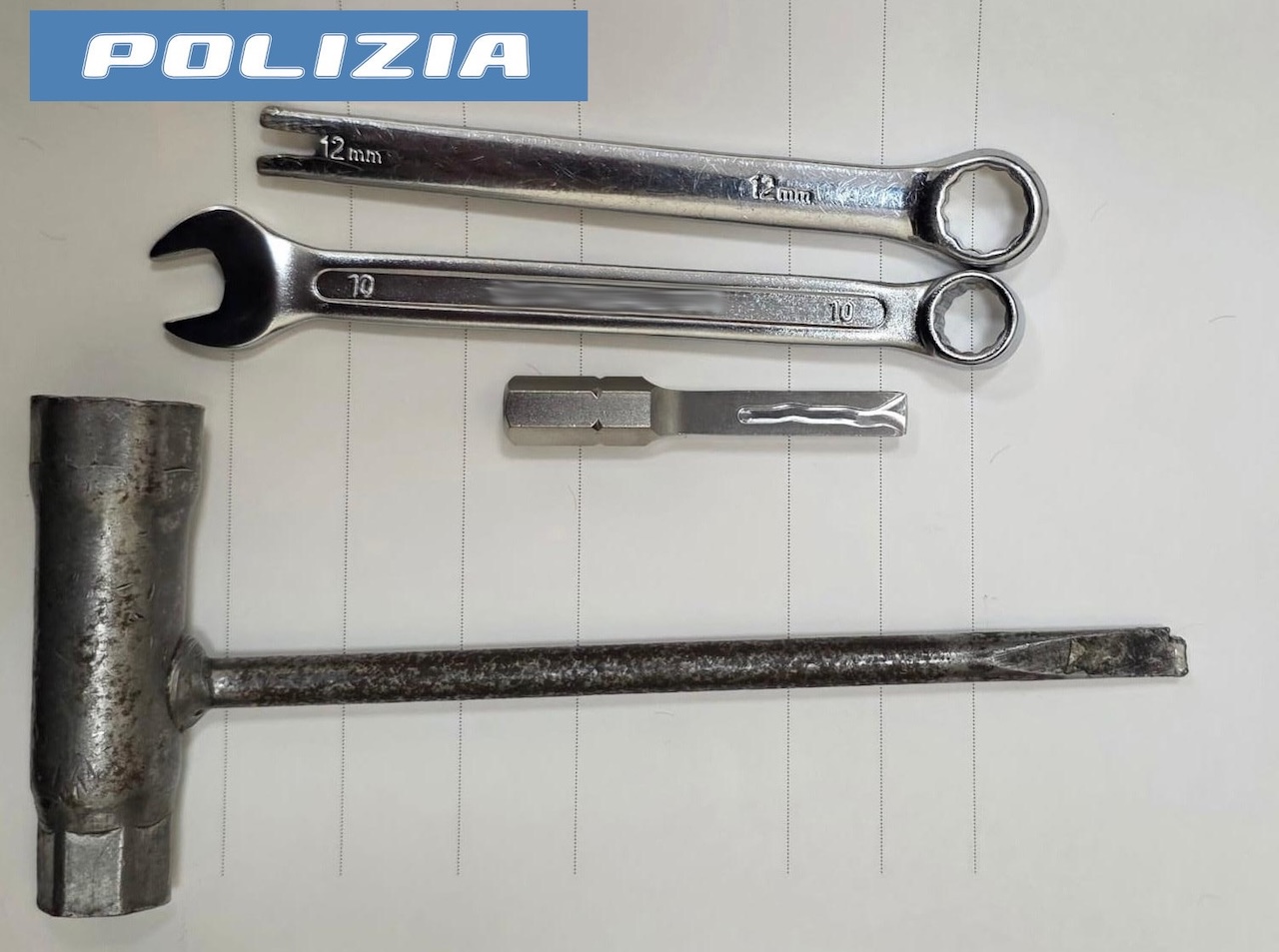 Acireale, sorpresi a controllare negozi e gioiellerie: tre denunciati per possesso di arnesi da scasso