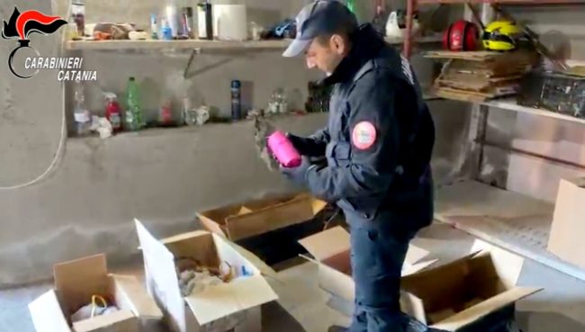 Così due fratelli hanno rischiato di far saltare Aci Catena. In casa oltre 260 chili di fuochi d’artificio illegali