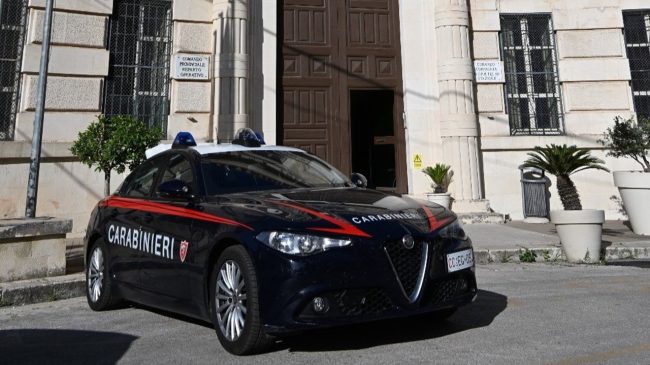 Testa contro il pavimento, calci e pugni alla compagna: arrestato un uomo Ragusa