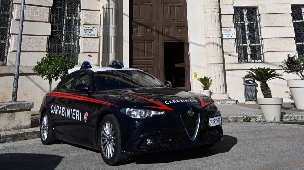 Testa contro il pavimento, calci e pugni alla compagna: arrestato un uomo Ragusa Testa contro il pavimento, calci e pugni alla compagna: arrestato un uomo Ragusa