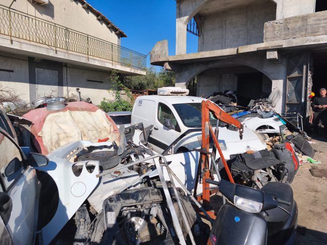 “Officina fantasma” tra i campi di Primosole: sequestri, rifiuti pericolosi e auto rubate