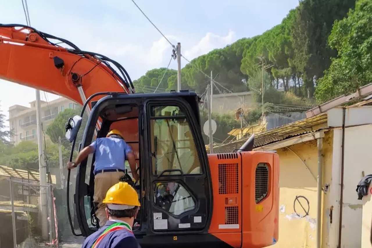 Crolla il tetto della cameretta mentre i bambini dormono: il caso nella baraccopoli di Messina