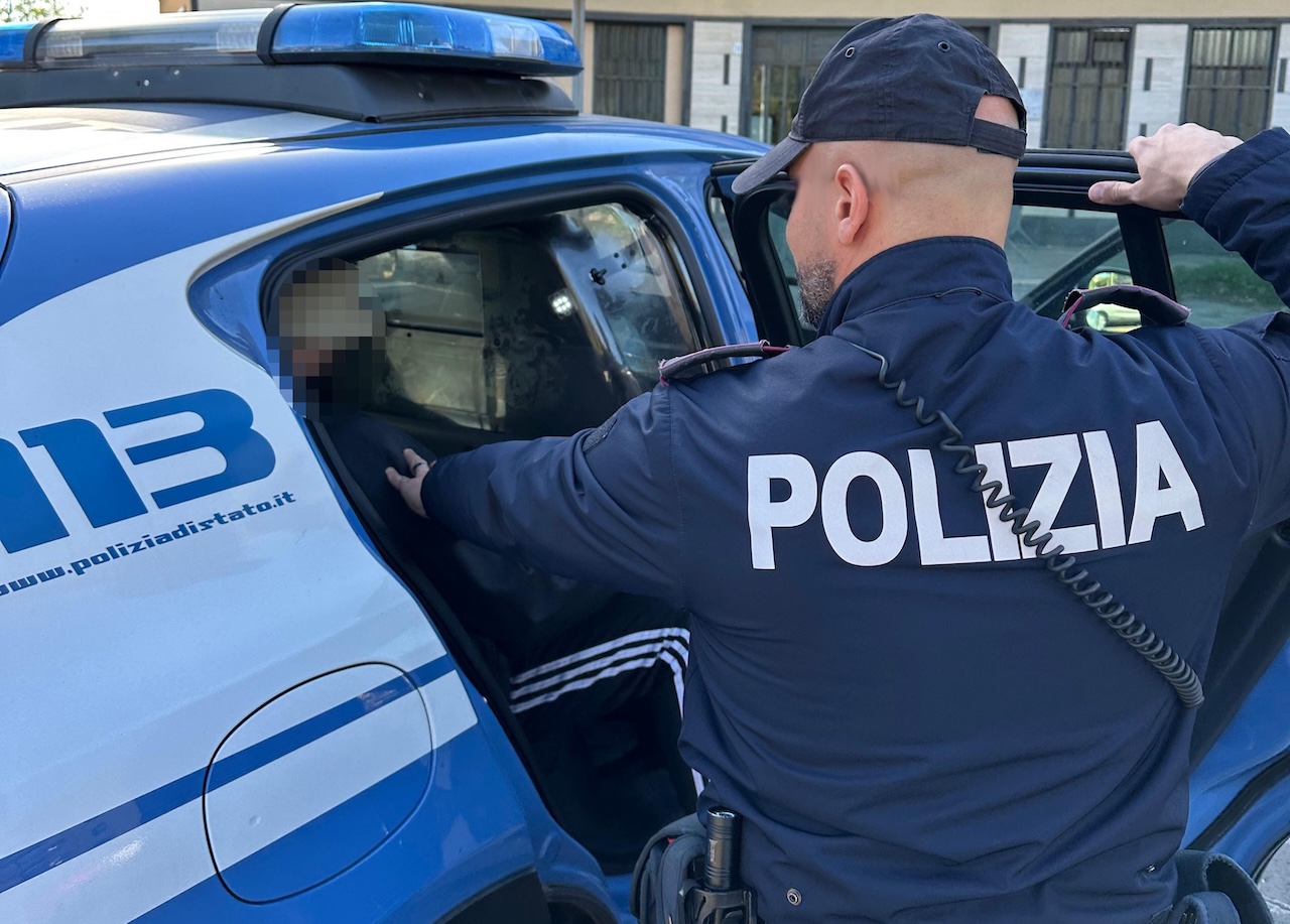 Catania, ruba benzina da un autotreno in sosta mentre il camionista dorme: arrestato 43enne