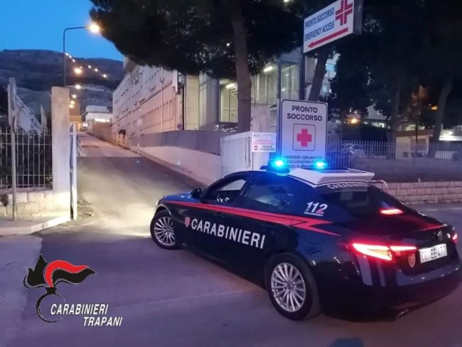 Trapani, donna scortata dai carabinieri verso l’ospedale: partorisce in auto
