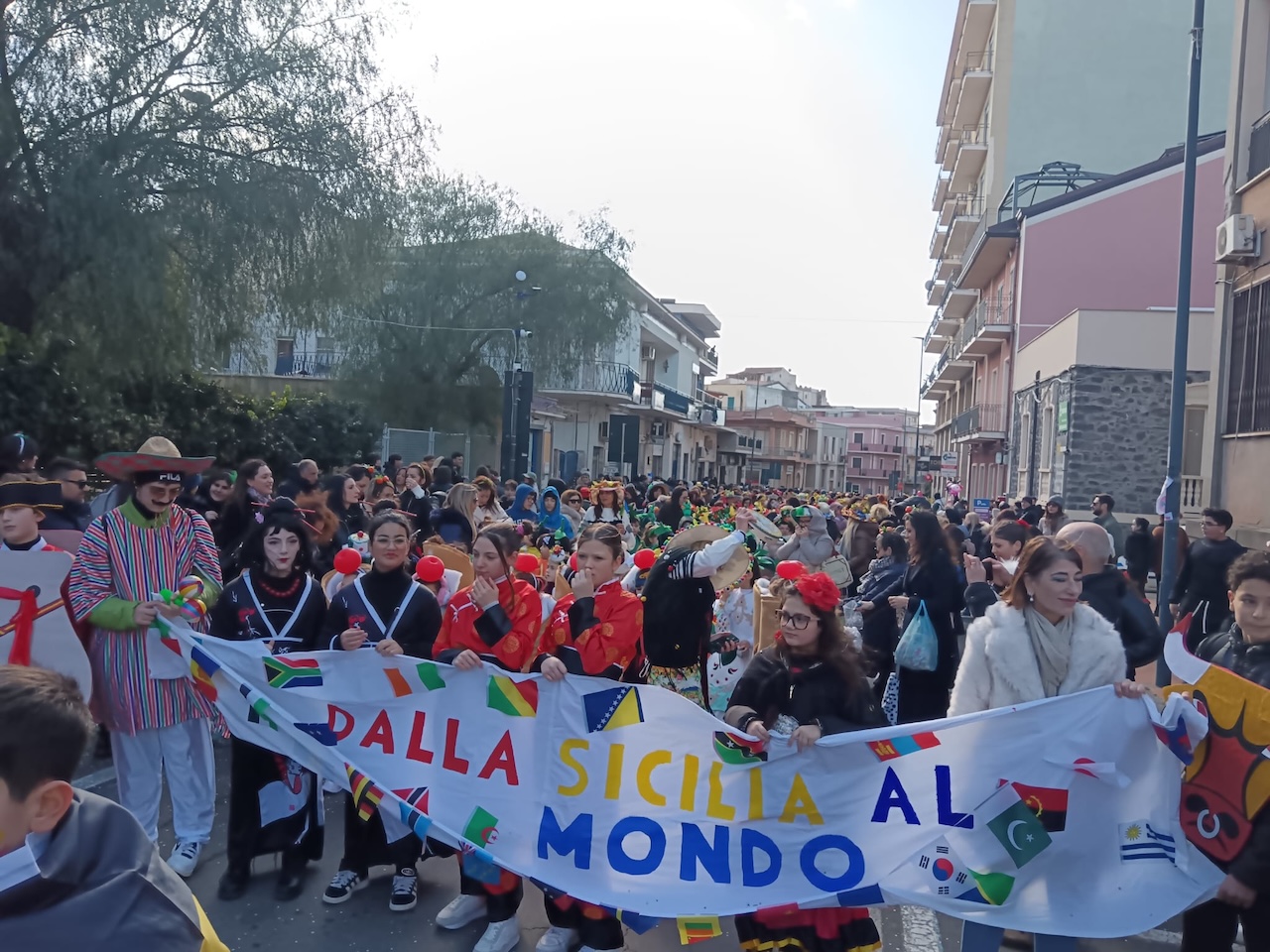 “Dalla Sicilia al resto del mondo”: il Carnevale dell’I.C. Sante Giuffrida La Mela di Adrano “Dalla Sicilia al resto del mondo”: il Carnevale dell’I.C. Sante Giuffrida La Mela di Adrano