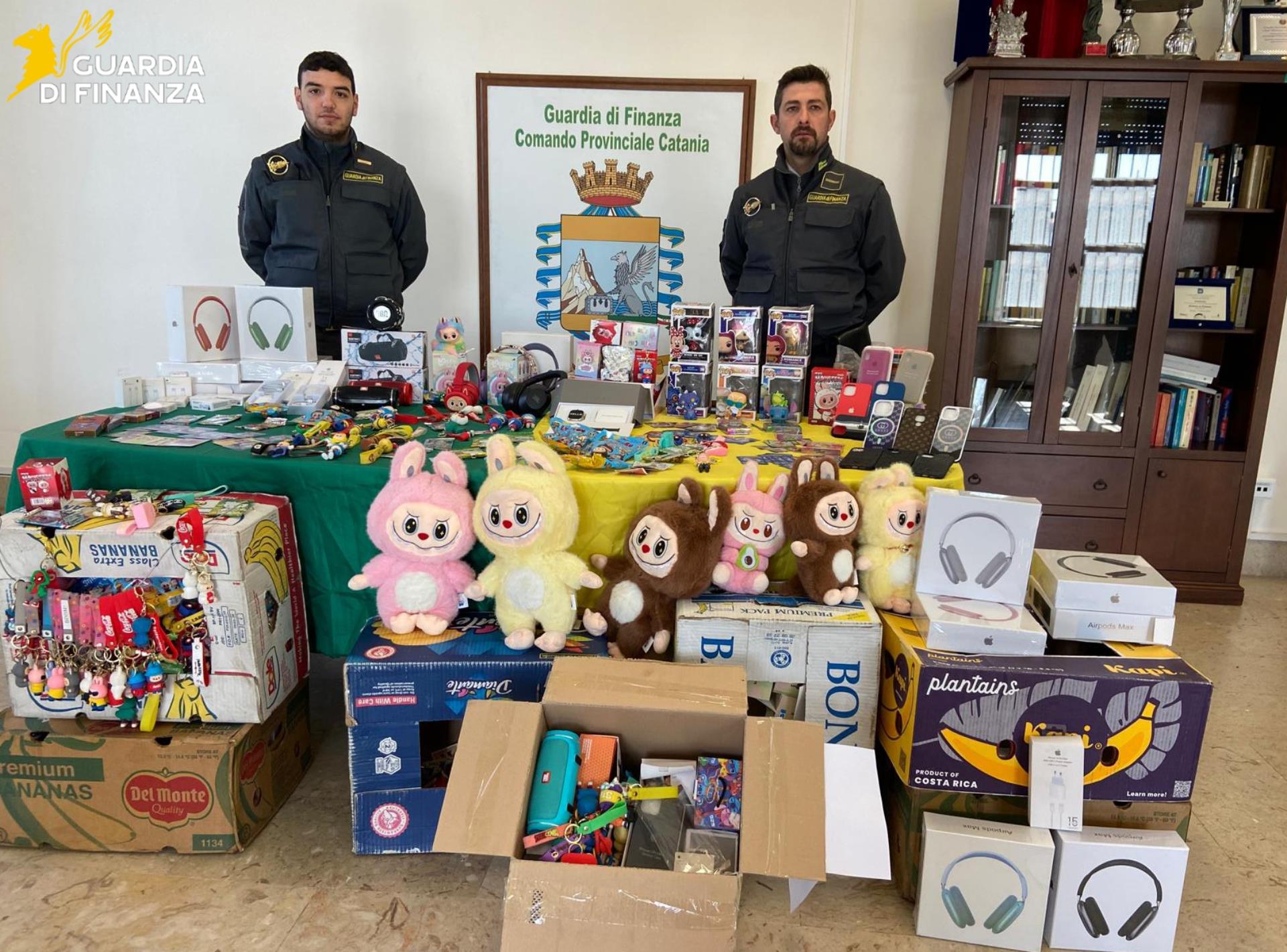 Maxi sequestro di prodotti contraffatti alla fiera di Catania: denunciato ambulante Maxi sequestro di prodotti contraffatti alla fiera di Catania: denunciato ambulante