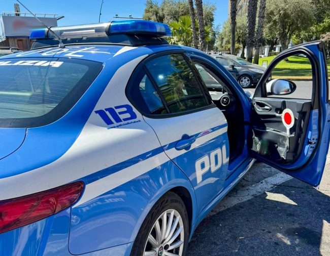 Guida senza patente e assicurazione, fugge e investe poliziotto: arrestato pregiudicato a Catania