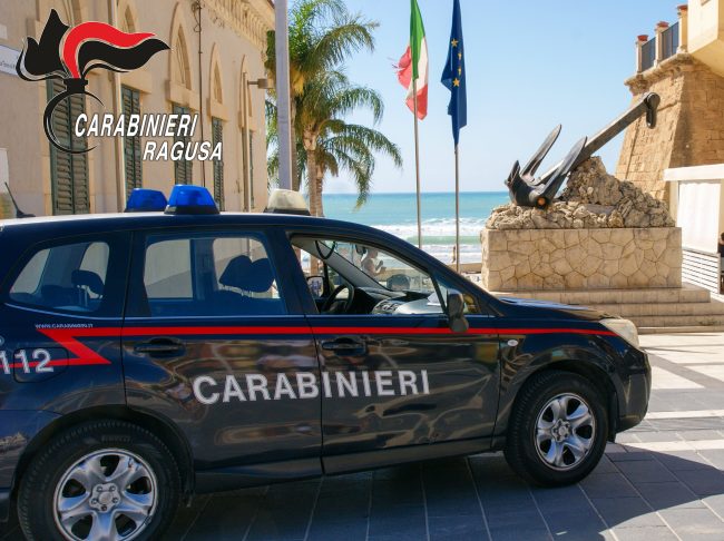 Giovane ruba mance, alcolici e contanti dalla cassa di un locale a Marina di Ragusa: in carcere