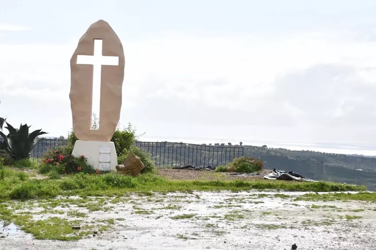 Niscemi, crolla la croce simbolo della resistenza: precipitata nel fronte di frana