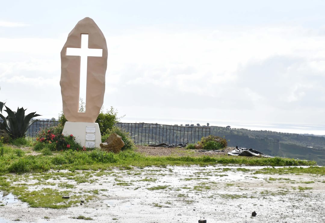 Niscemi, i Nocs recuperano la Croce crollata e restituiscono oggetti alla gente con un drone