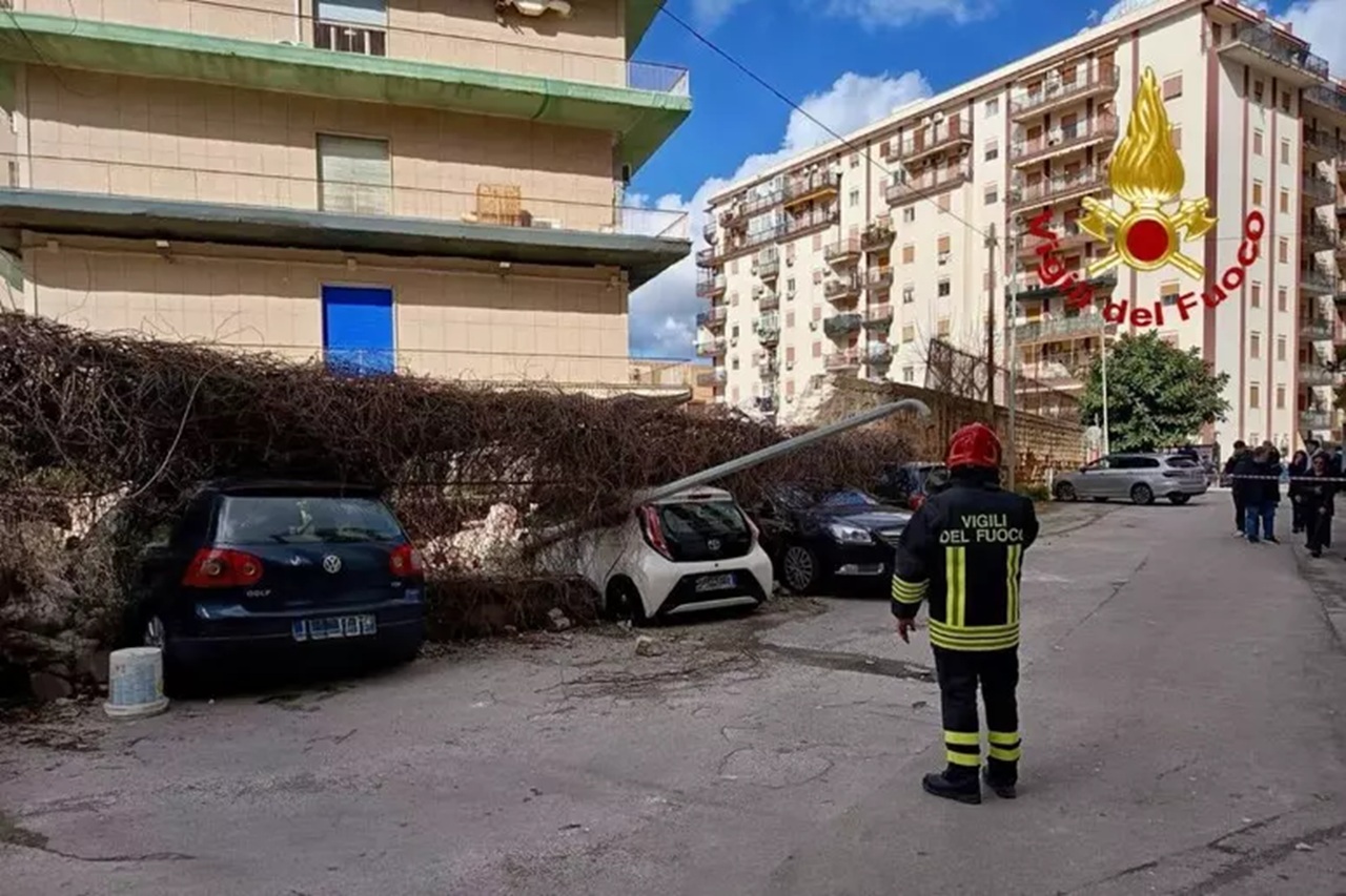 Palermo, crolla un muro vicino corso Calatafimi: ferito un carabiniere, dieci auto distrutte