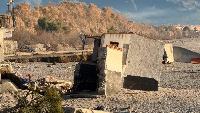 Lungomare di Fondachello a rischio incendi e crolli strutturali. “Serve un intervento urgente”