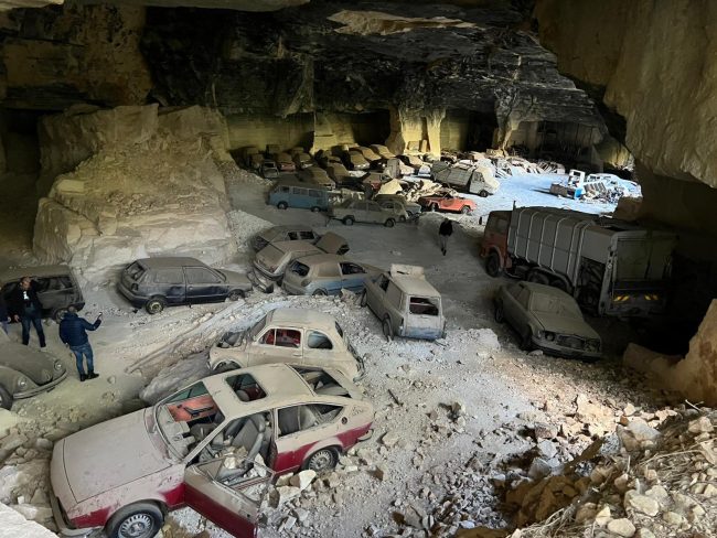 Scoperta discarica abusiva di carcasse di mezzi in una cava dismessa di Modica