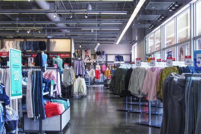 Palermo, ruba vestiti in un negozio d’abbigliamento in pieno centro: arrestato un 35enne, si cerca il complice