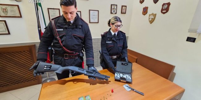 Palermo, scoperto “locale esplosivo”: all’interno un fucile, munizioni e droga