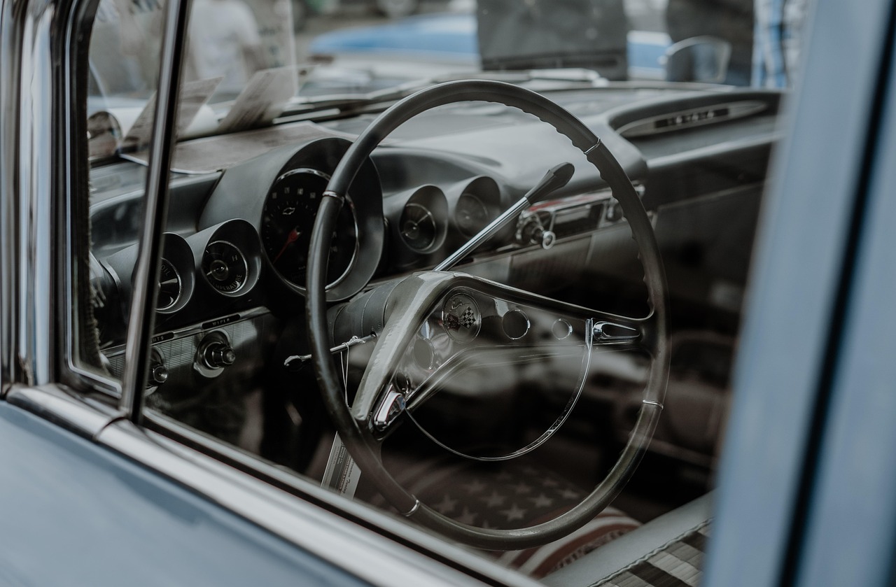 Distrugge l’auto del presunto rivale in amore: denunciato stalker ad Adrano