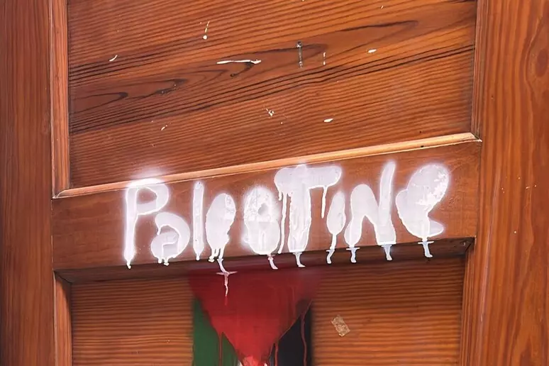 Catania, scritta “Palestina” alla Cappella Bonajuto che ospita un incontro sulle radici giuridiche di Israele