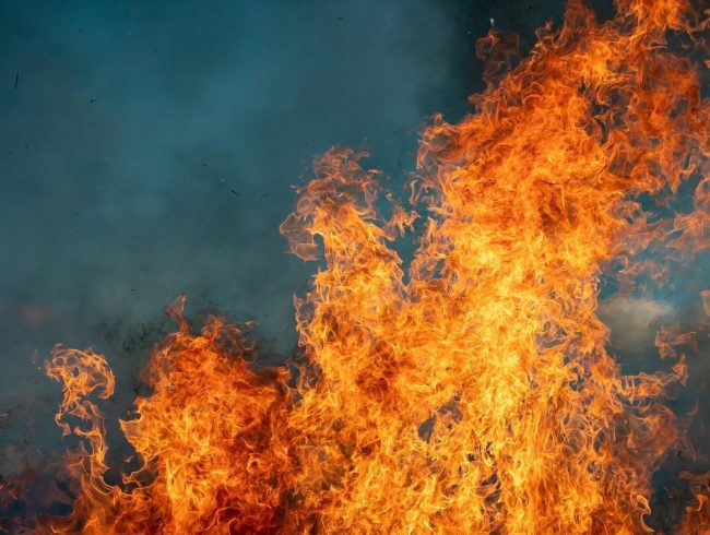 Incendio in un impianto di trattamento di rifiuti di plastica nel Palermitano