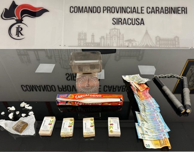 Siracusa, 400 grammi di hashish in auto: arrestato 18enne, altri due giovani denunciati