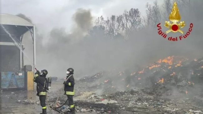 Il rogo all’impianto Ecorek di Campofelice di Roccella è stato spento