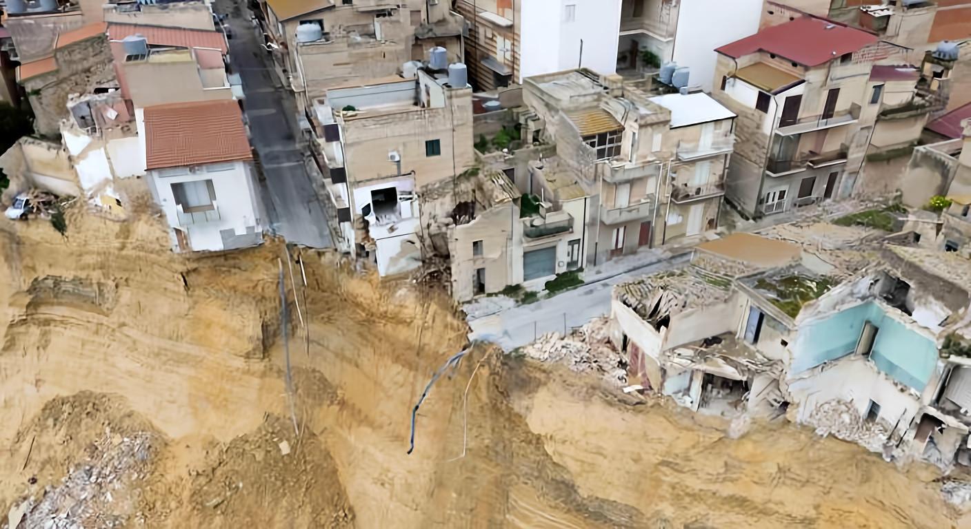 Frana di Niscemi, i Vigili del Fuoco: “Il fronte continua a muoversi, registrati nuovi distacchi”