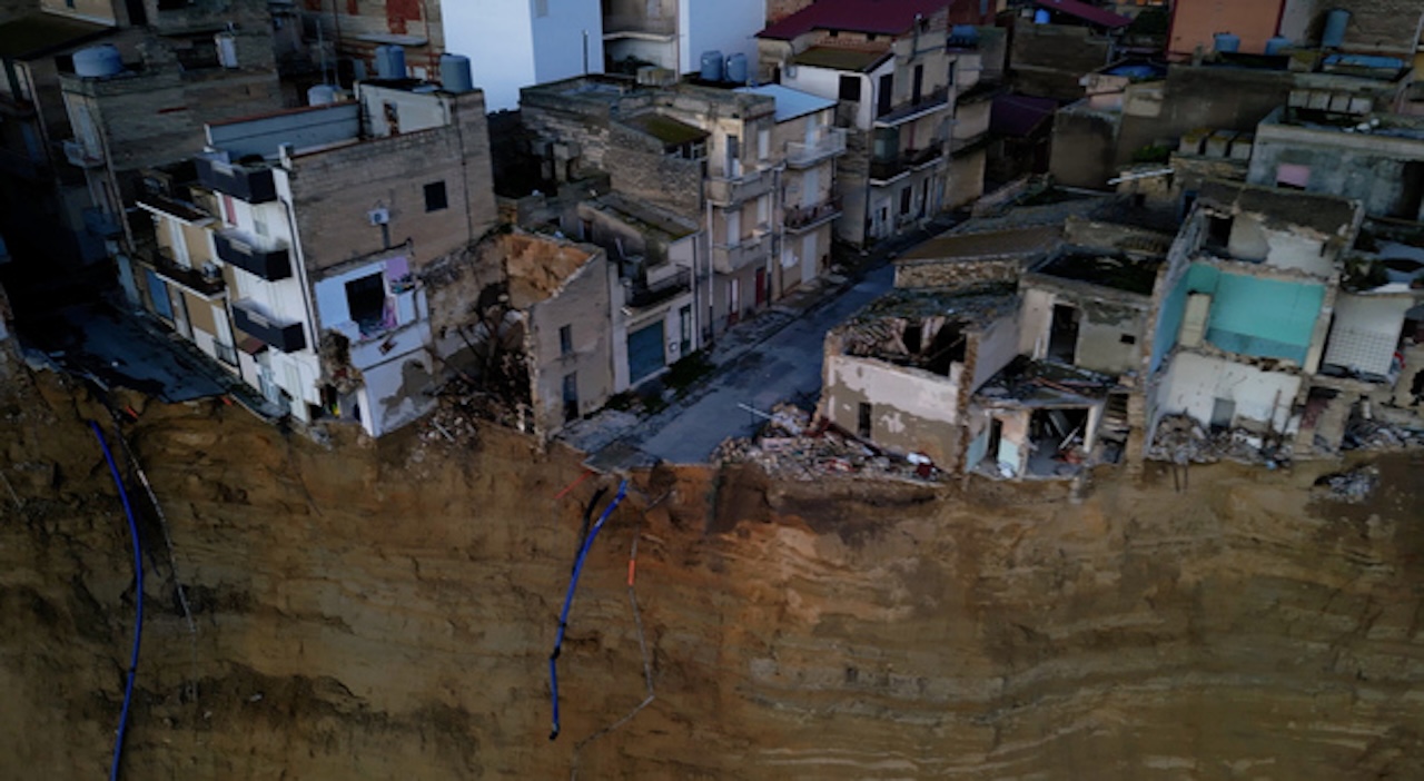 Frana di Niscemi, cresce l’ansia tra i residenti: monitoraggi continui e la croce diventa simbolo di resistenza