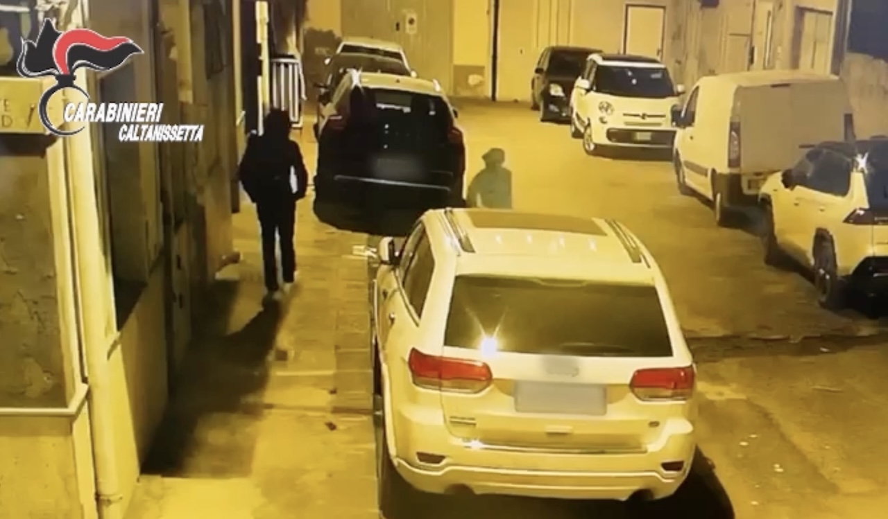 Le mani di una donna gestivano i “prestiti” a Gela. Dall’usura alle auto bruciate per minaccia