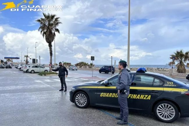 Direttrice delle Poste accusata di raggiri agli anziani: sequestrati beni per 800mila euro nel Trapanese
