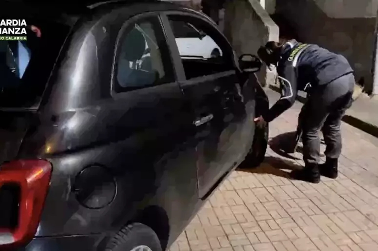 Cocaina nascosta nel doppiofondo, blitz agli imbarcaderi: arrestati due corrieri diretti in Sicilia