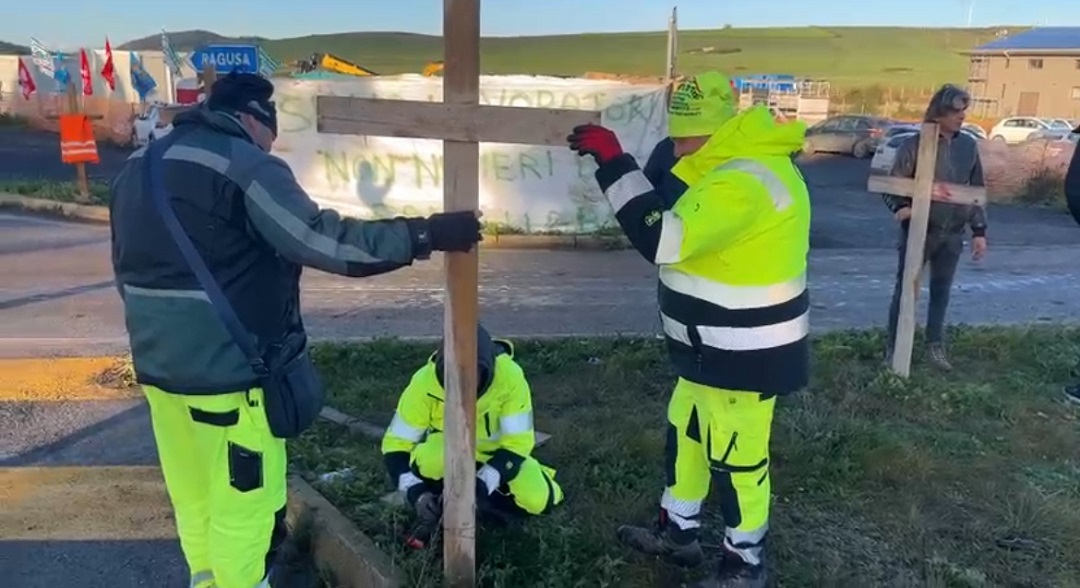 Sciopero sul cantiere dell’autostrada Ragusa-Catania, piantate croci nel terreno: “Simbolo della morte della dignità del lavoro”