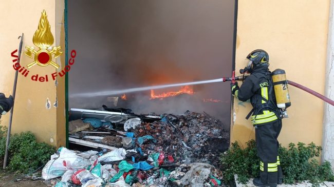 Ancora attivo l’incendio scoppiato questa mattina a Misterbianco, sul luogo i vigili del fuoco