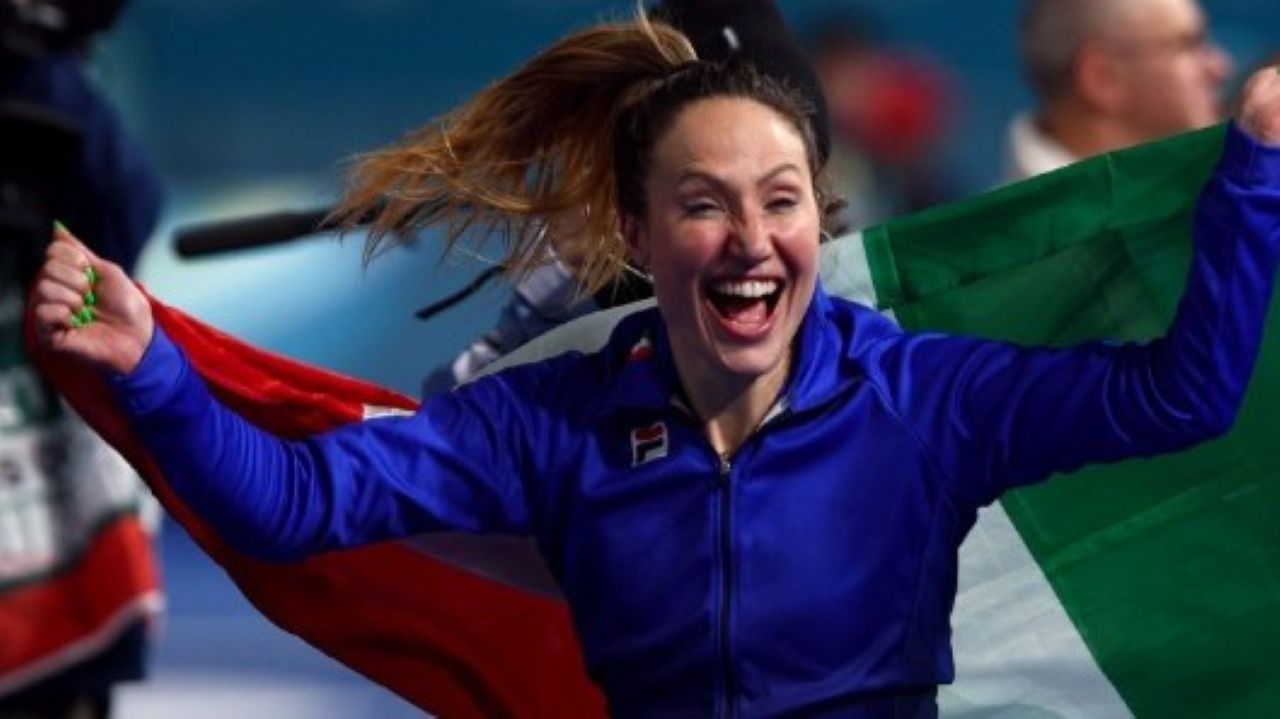 Francesca Lollobrigida regala la prima medaglia d’oro all’Italia: la vittoria ai 3mila metri di pattinaggio di velocità