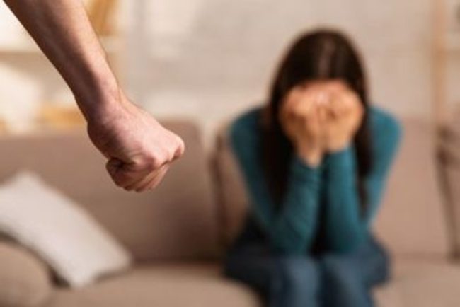 Schiaffi alla moglie e colpi di bottiglia in testa al figlioletto: arrestato 50enne