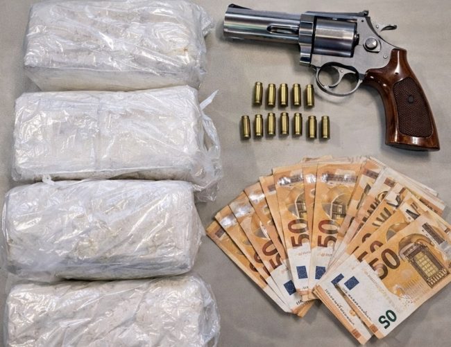 Messina, nascondeva in casa pistola rubata e 4 chili di cocaina: arrestato 49enne ai domiciliari